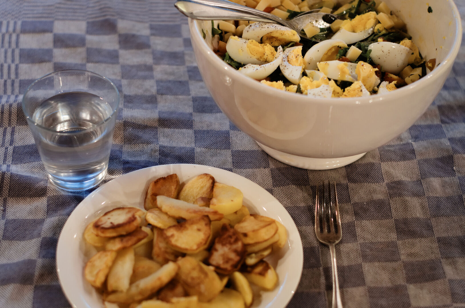Tuinsalade met gebakken aardappels