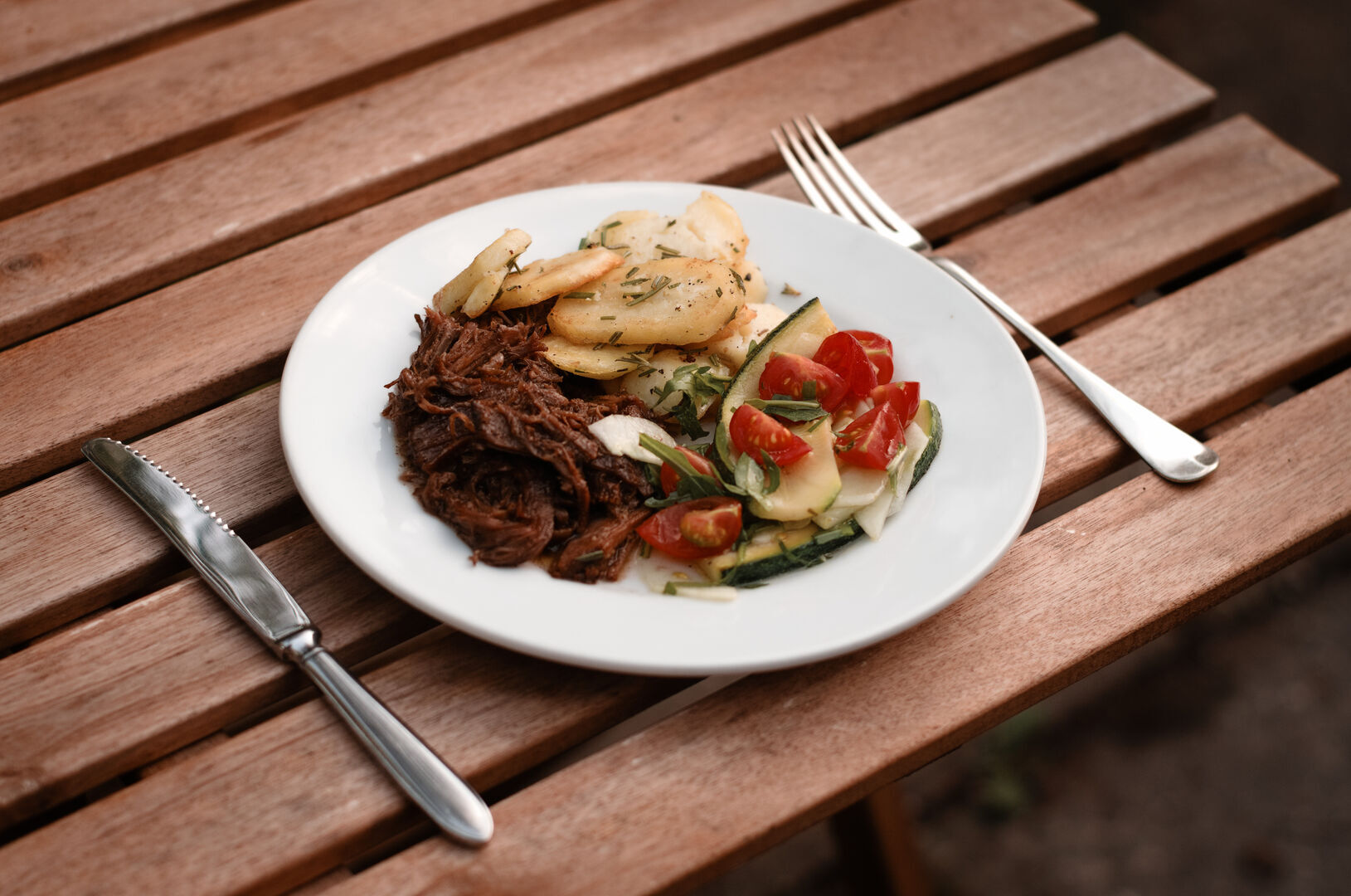 Pulled goat ribs met salade en rozemarijnaardappels