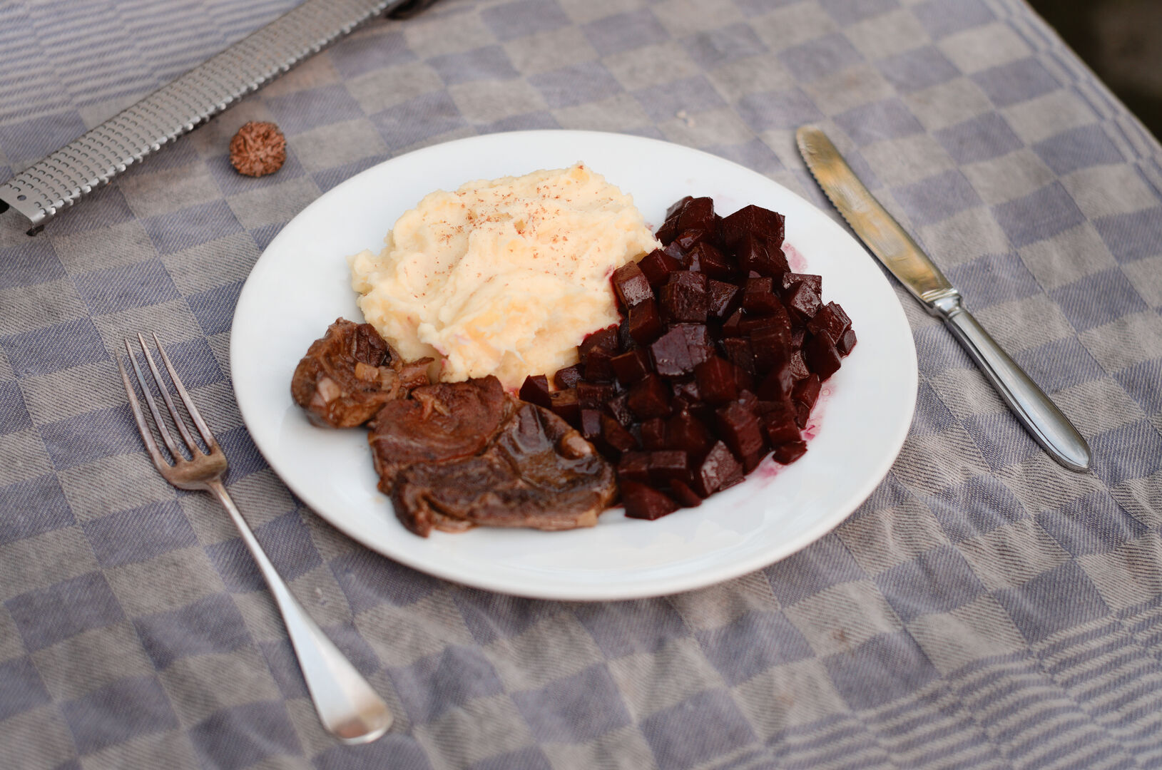 Schenkel, rode biet en aardappelpuree