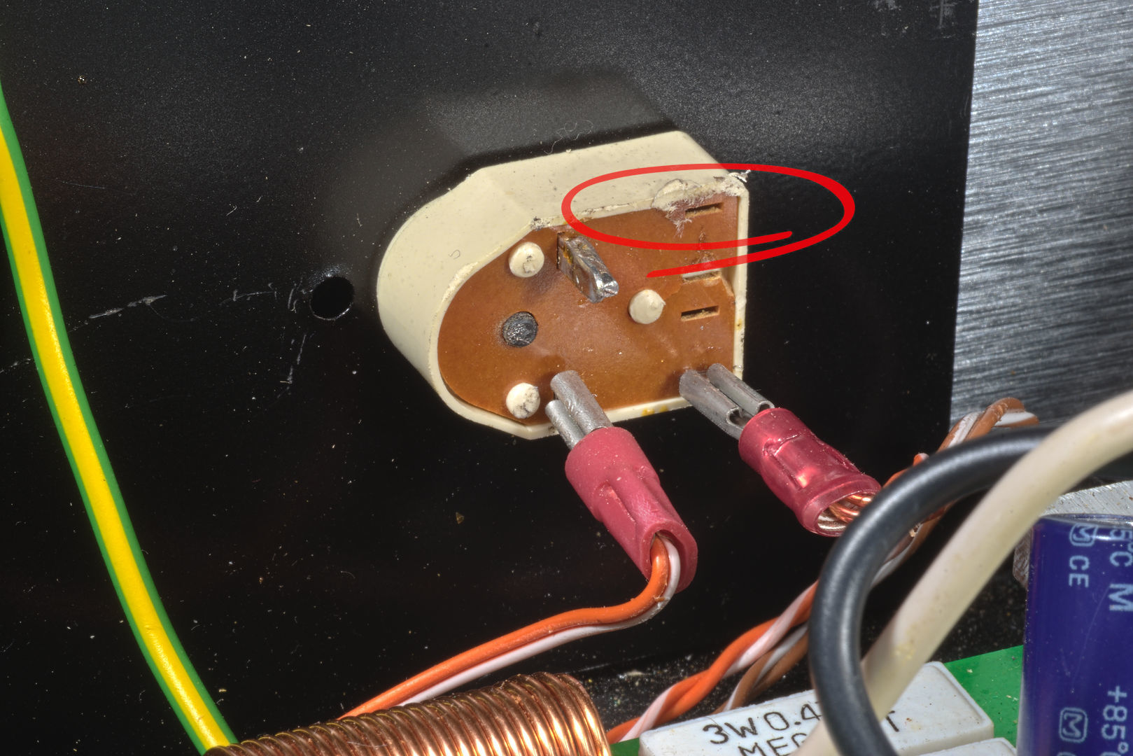 Afgebroken pin van netschakelaar Afgebroken pin van netschakelaar